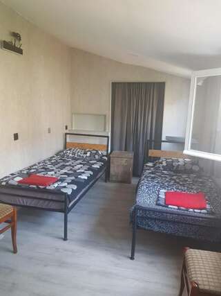 Отель Kiev Hotel Тбилиси Бюджетный двухместный номер с 2 отдельными кроватями-1